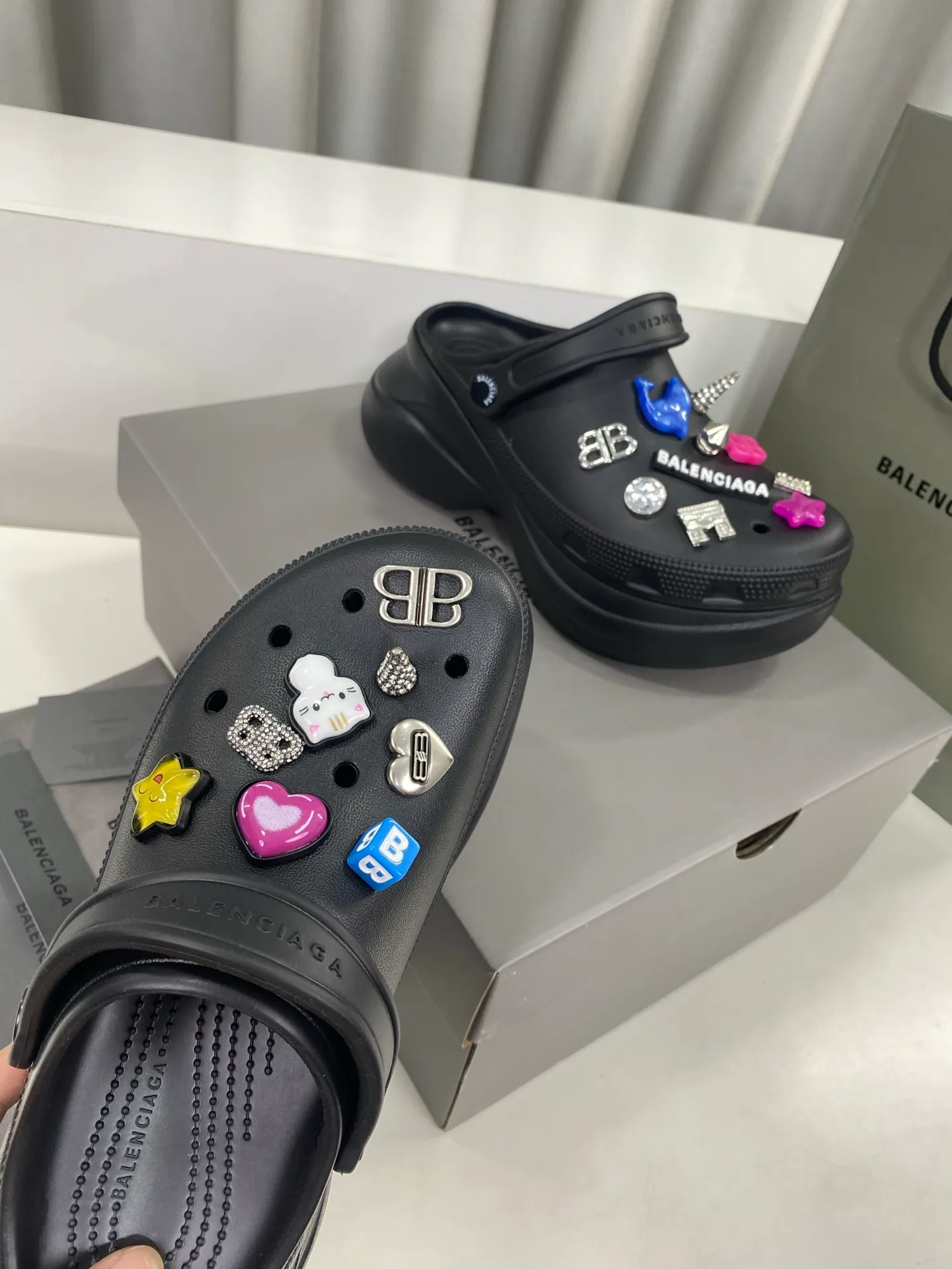💕💕Factory direct selling price p560💕💕 Men’s and women’s Balenciaga x Crocs co-branded Crocs‼ ️ Balenciaga x Crocs' latest spring and summer couple's Crocs, a new dark horse item for spring 25, fashion bloggers at home and abroad have put on foot shows, popular on social platforms at home and abroad, fashionistas must buy, various Balenciaga element hardware buckle DIY highly brand-recognizable, heavy investment in mold making, ingenious craftsmanship, accurate restoration of every detail, original molded EVA rubber and plastic one-piece outsole, super light on the foot, 6cm outsole height, a proper heightening artifact Original complete package Size: 35-45